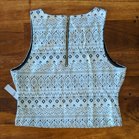 Kensie Ivory & Black Textured Tribal Crop Top, L NWT - Picture 6 of 7